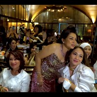 Pada Rabu (24/8/2022) malam, Mayangsari mengumpulkan teman-teman sosialitanya di sebuah restoran mewah di Jakarta. Dia pun menunjukkan persiapannya saat didandani lewat unggahan vlog. Foto: dok. YouTube Mayangsari Channel