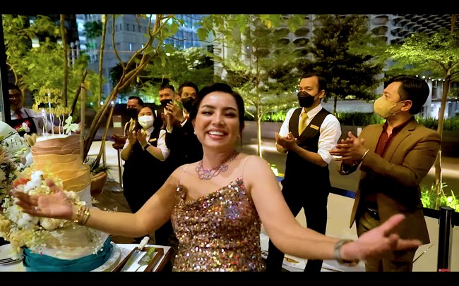 Penyanyi Mayangsari genap berusia 51 tahun pada Selasa (23/8/2022). Dia memilih merayakan ulang tahun bersama geng sosialitanya setelah mendapat kejutan dari suami dan putrinya Khirani Trihatmodjo. Foto: dok. YouTube Mayangsari Channel