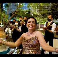 Penyanyi Mayangsari genap berusia 51 tahun pada Selasa (23/8/2022). Dia memilih merayakan ulang tahun bersama geng sosialitanya setelah mendapat kejutan dari suami dan putrinya Khirani Trihatmodjo. Foto: dok. YouTube Mayangsari Channel