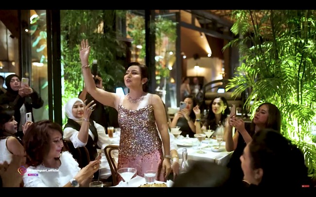 Mayangsari mengenakan dress pink berbahan sequin yang membuatnya terlihat stunning. Jadi ratu semalam, dia menata rambutnya bak Disney Princess, Jasmine. Foto: dok. YouTube Mayangsari Channel