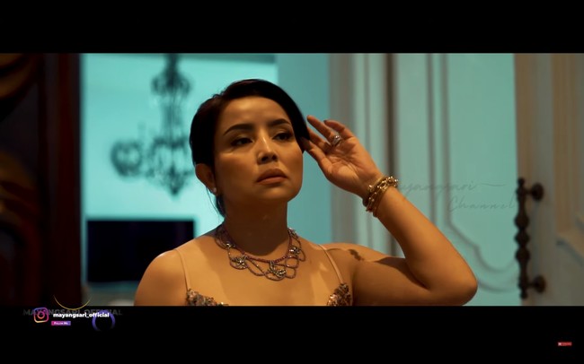 “Saya lagi siap-siap nih nanti malam mau dinner sama temen-temen. Yang pasti ini kebanyakan ibu-ibu banget. Seneng banget saya dikasih waktu untuk ngumpul sama temen-temen. Biar berasa 15 tahun (tertawa) padahal di balik. Ya gitu deh, persiapannya begini sekali-kali,” ungkap Mayangsari dalam unggahan videonya. Foto: dok. YouTube Mayangsari Channel