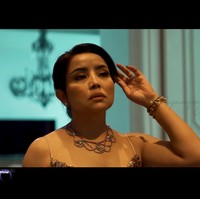 “Saya lagi siap-siap nih nanti malam mau dinner sama temen-temen. Yang pasti ini kebanyakan ibu-ibu banget. Seneng banget saya dikasih waktu untuk ngumpul sama temen-temen. Biar berasa 15 tahun (tertawa) padahal di balik. Ya gitu deh, persiapannya begini sekali-kali,” ungkap Mayangsari dalam unggahan videonya. Foto: dok. YouTube Mayangsari Channel