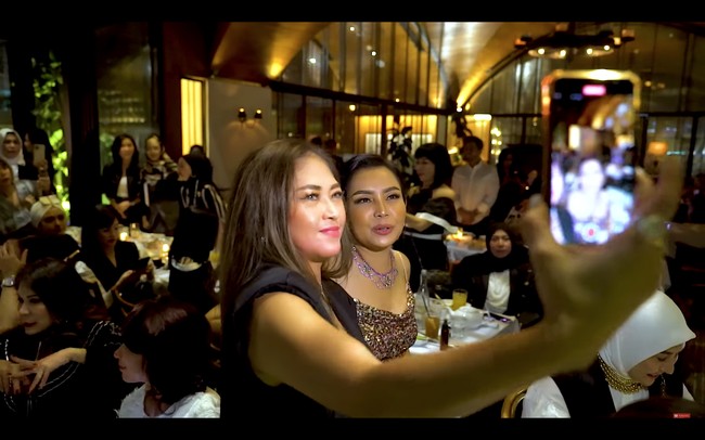 Setelah meniup lilin, dia pun memotong kue ulang tahun secara simbolis. Malam itu Mayangsari merayakan hari lahirnya dengan quality time bersama teman-temannya. Foto: dok. YouTube Mayangsari Channel