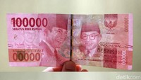 Sementara jika dibandingkan dengan uang Rp 100.000 pecahan lama emisi 2016, saat diterawang yang akan muncul gambar Wage Rudolf Soepratman. Untuk diketahui Wage Rudolf Soepratman adalah pencipta lagu Indonesia Raya.