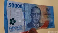 Begitu juga dengan uang baru 2022 pecahan Rp 50.000, di mana saat diterawang akan muncul gambar utama yakni Djuanda Kartawidjaja. Nominal angka yang muncul ketika diterawang juga hanya 50.