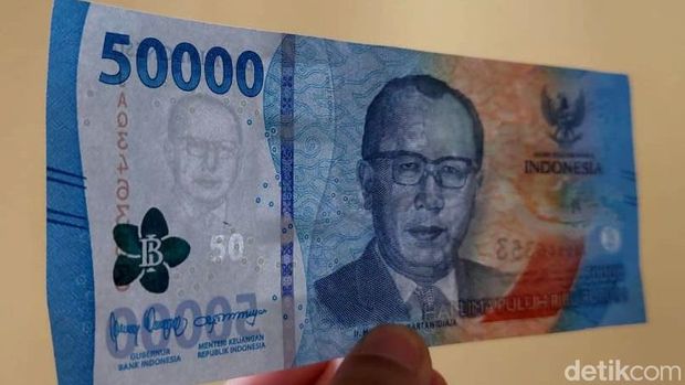 Bank Indonesia (BI) telah meluncurkan tujuh pecahan uang baru 2022. Banyak yang baru di uang baru 2022 dibandingkan yang emisi 2016, mulai dari desain, warna, keamanan, hingga menyeragamkan gambar pahlawan dengan gambar utama saat uang diterawang.