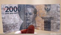 Sementara gambar watermark pada uang Rp 2.000 yang lama emisi 2016, saat diterawang akan muncul gambar Pangeran Antasari.