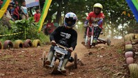 Peserta adu cepat dalam balapan gledekan di sirkuit Wisata Hutan Edukasi Kalisuren, Sidodadi, Patean, Sukorejo, Kendal, Jawa Tengah.