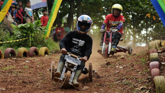 Melihat Keseruan Balapan Gledekan di Kendal Dua peserta balapan Gledekan (gerobak pengangkut rumput terbuat dari kayu) saling bertabrakan saat Festival Gledekan Nusantara di sirkuit Wisata Hutan Edukasi Kalisuren, Sidodadi, Patean, Sukorejo, Kendal, Jawa Tengah, Sabtu (27/8/2022). Balapan Gledekan yang diikuti oleh puluhan peserta tersebut bertujuan untuk melestarikan permainan tradisional sekalgus sebagai hiburan dalam memeriahkan HUT ke-77 Kemerekaan RI. ANTARA FOTO/Anis Efizudin/wsj.