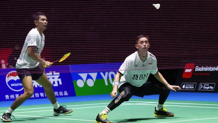 Fajar/Rian vs Hendra/Ahsan tersaji di semifinal Kejuaraan Dunia Bulutangkis 2022. Tiket ke final diraih Hendra/Ahsan, setelah lewati perlawanan ketat dari juniornya.