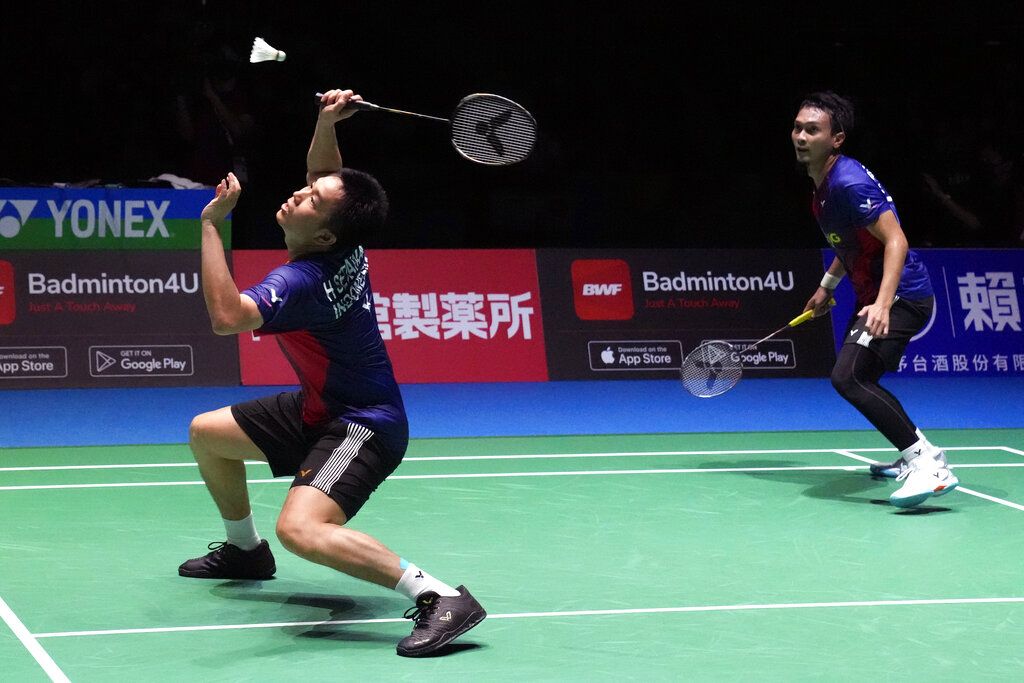 Fajar/Rian vs Hendra/Ahsan tersaji di semifinal Kejuaraan Dunia Bulutangkis 2022. Tiket ke final diraih Hendra/Ahsan, setelah lewati perlawanan ketat dari juniornya.