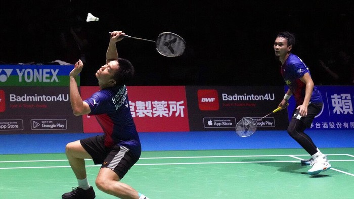 Menangi Perang Saudara, Hendra/Ahsan ke Final Kejuaraan Dunia 2022 Fajar/Rian vs Hendra/Ahsan tersaji di semifinal Kejuaraan Dunia Bulutangkis 2022. Tiket ke final diraih Hendra/Ahsan, setelah lewati perlawanan ketat dari juniornya.