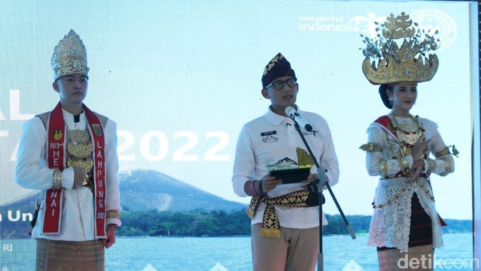 Menparekraf Sandiaga Uno memberikan sambutan pada Festival Krakatau 2022.