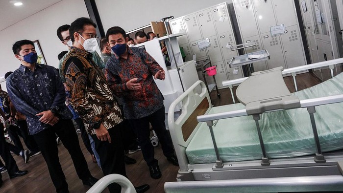 MENTERI KESEHATAN TINJAU PRODUKSI ALAT KESEHATAN DALAM NEGERI Menteri Kesehatan Budi Gunadi Sadikin (kedua kiri) didampingi CEO PT D&V International Makmur Gemilang Steven Lee (kiri) dan Executive Chairman DV Medika Vincentius Lianto (kanan) meninjau alat kesehatan di DV Medika, Kawasan Industri Kendal, Kabupaten Kendal, Jawa Tengah, Sabtu (27/8/2022). Menkes meninjau alat-alat kesehatan produksi dalam negeri oleh Mindray Indonesia melalui kemitraan dengan produsen lokal PT. D&V International Makmur Gemilang dengan harapan sebesar 50-60 persen produksi alat kesehatan dari hulu sampai hilir diproduksi dari dalam negeri. ANTARA FOTO/Harviyan Perdana Putra/tom.