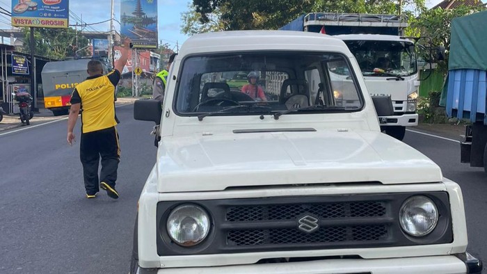 Mobil Suzuki Jimny putih yang pengemudinya ditemukan meninggal dunia di barat Simpang Gubug, Jalan Bypass Ir Soekarno, Desa Dauh Peken, Kecamatan Tabanan pada Sabtu (27/8/2022).