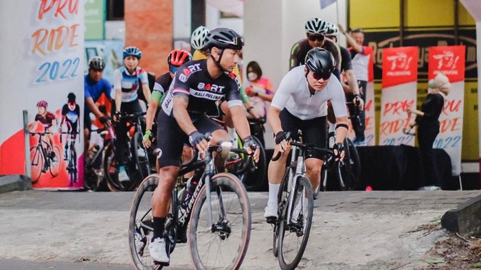 Momen Ratusan Pesepeda Nikmati Gowes Bareng di Bali Momen Ratusan Pesepeda Nikmati Gowes Bareng di Bali