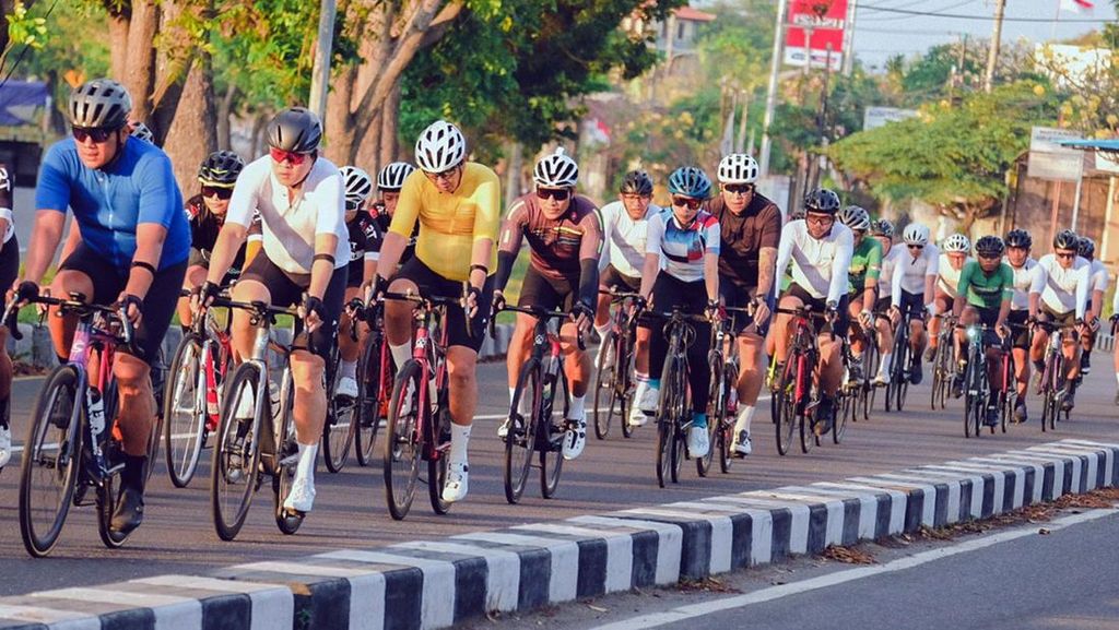 Momen Ratusan Pesepeda Nikmati Gowes Bareng di Bali