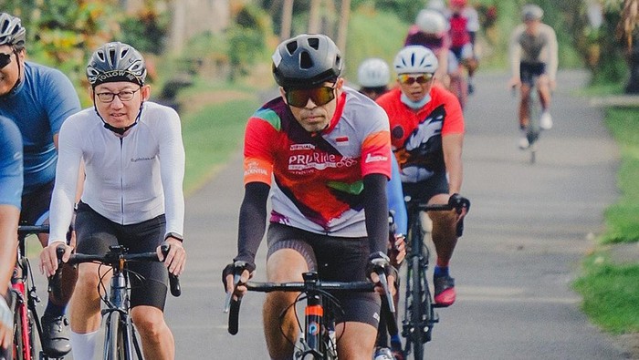Momen Ratusan Pesepeda Nikmati Gowes Bareng di Bali Momen Ratusan Pesepeda Nikmati Gowes Bareng di Bali