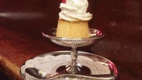 Salah satu hidangan andalan mereka adalah kue dengan penampilan yang unik. Tak banyak hiasan, kue ini hanya disajikan dengan whipped cream dan ceri layaknya kue populer di tahun 90-an. Foto: Raumen
