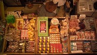Di dalam toko kelontong ini sederet jajanan jadul dan mainan kuno tersedia dengan lengkap. Wadahnya bahkan sengaja dibuat dari kotak-kotak kayu agar nuansa jadulnya lebih kental. Foto: Raumen