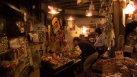Tak hanya ramen, di dalam museum ini juga dihadirkan toko kelontong jadul khas Jepang. Pengunjungnya bisa bernostalgia ke masa kecil saat jajan sepulang sekolah. Foto: Raumen