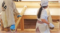 Pada museum ini pengunjung bisa belajar membuat ramen. Seluruh peralatan yang digunakan masih dijaga keasliannya dengan memanfaatkan sebilah bambu untuk membuat dan memasak ramen. Foto: Raumen