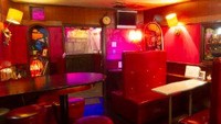 Untuk orang dewasa, ada juga area kafe yang khusus untuk minuman beralkohol. Interior bar jadul dihadirkan dengan sangat baik sehingga seolah membawa kembali kenangan di tahun 1990-an. Foto: Raumen