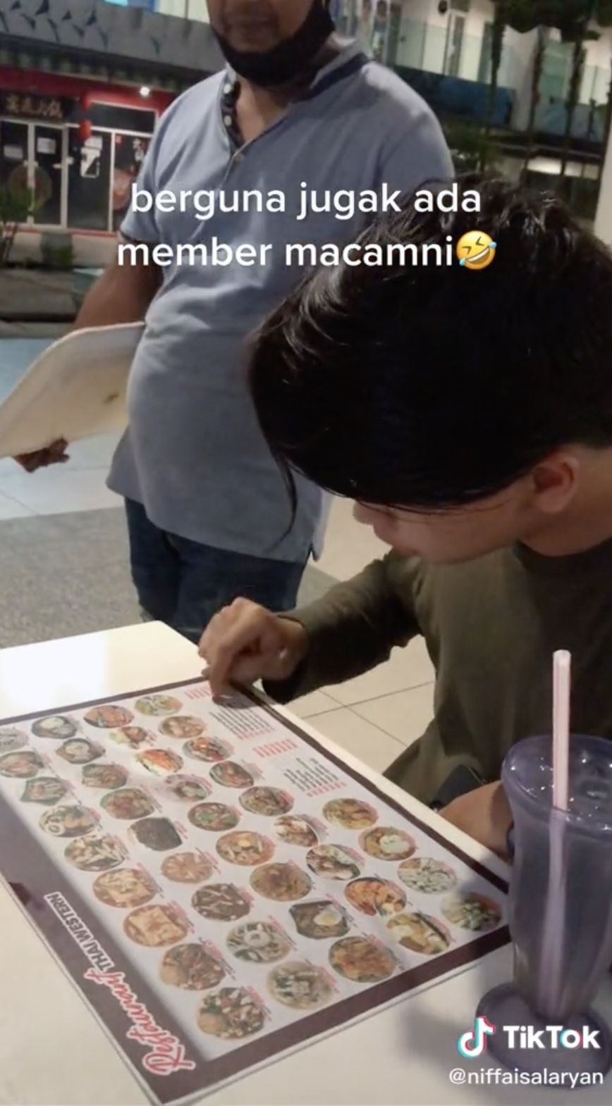 Ngakak! Pembeli Ini Sibuk Koreksi Nama Menu Makanan yang Salah Penulisan