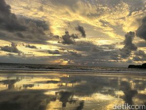 Menikmati Semburat Senja Pantai Serang Blitar yang Jadi Primadona Wisatawan