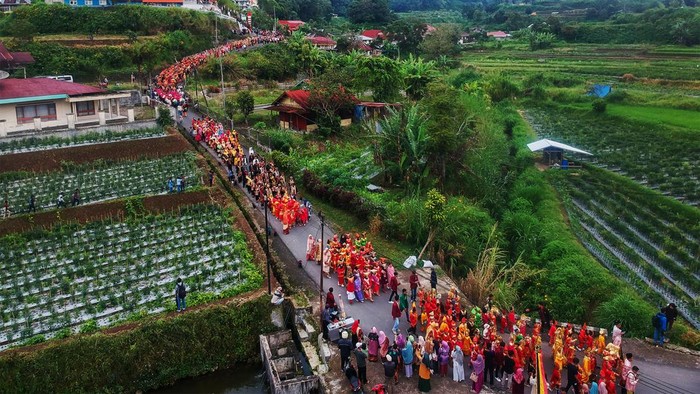 Parade Seribu Songket Meriahkan Festival Pandai Sikek