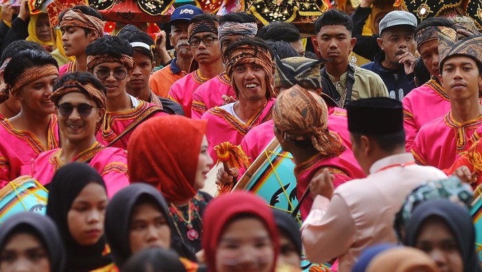 PARADE 1.000 SONGKET DI TANAH DATAR Warga mengikuti parade 1.000 songket, pada Festival Pandai Sikek, di Nagari Pandai Sikek, Kabupaten Tanah Datar, Sumatera Barat, Sabtu (27/8/2022). Festival Pandai Sikek tersebut digelar Nagari Pandai Sikek dalam rangka memperkenalkan seni budaya dan produk khas daerah itu seperti tenun songket dan ukiran. ANTARA FOTO/Iggoy el Fitra/tom.