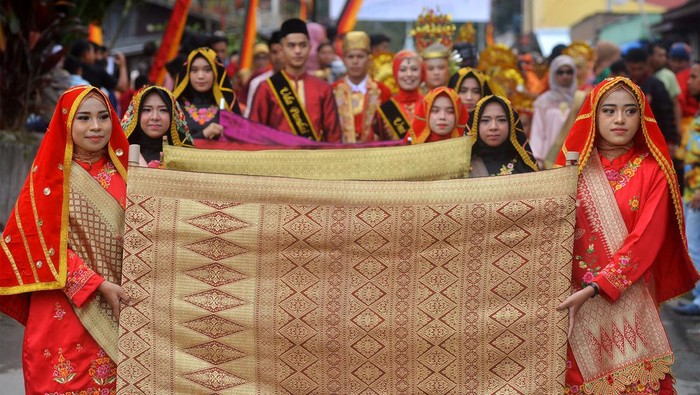 PARADE 1.000 SONGKET DI TANAH DATAR Warga mengikuti parade 1.000 songket, pada Festival Pandai Sikek, di Nagari Pandai Sikek, Kabupaten Tanah Datar, Sumatera Barat, Sabtu (27/8/2022). Festival Pandai Sikek tersebut digelar Nagari Pandai Sikek dalam rangka memperkenalkan seni budaya dan produk khas daerah itu seperti tenun songket dan ukiran. ANTARA FOTO/Iggoy el Fitra/tom.
