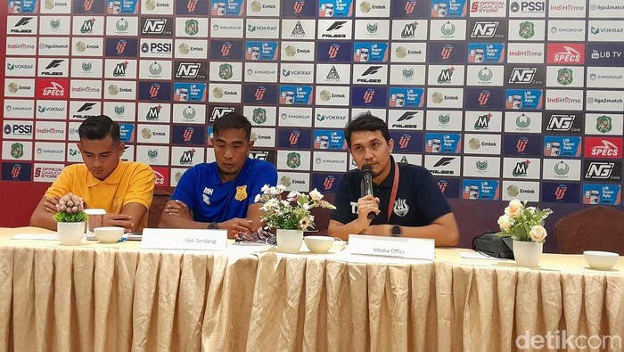 Pelatih Kiper PSDS Deli Serdang Halim (tengah) dan Irfan (kiri) saat konferensi pers (Nizar Aldi/detikSumut)