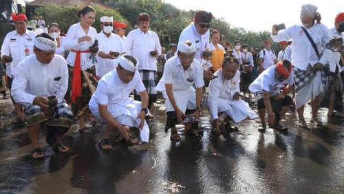 Pelepasan tukik mewarnai perayaan hari atau tahunan Tumpek Uye di tingkat Provinsi Bali pada Sabtu (27/8/2022) yang dipusatkan di Pantai Yeh Gangga, Tabanan.
