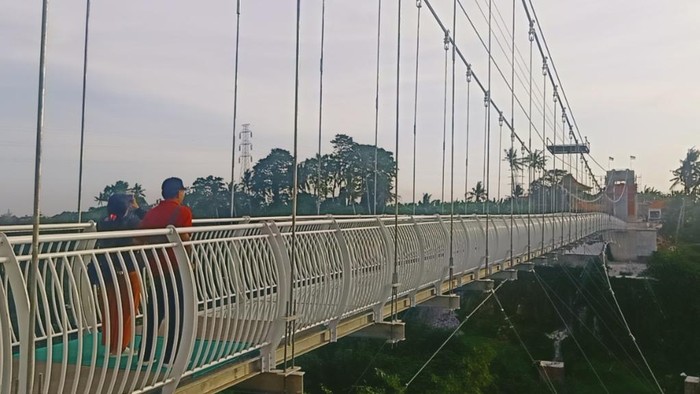 Pembangunan Glass Bridge atau jembatan kaca di Desa Saba, Gianyar, Bali, sudah mencapai 90 persen.