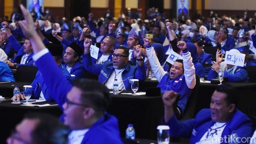Ketua Umum Partai Amanat Nasional (PAN) Zulkifli Hasan (tengah) berfoto bersama jajaran pengurus partai pada pembukaan Rakernas dan Bimtek PAN di Jakarta, Sabtu (27/8/2022). Dalam rakernas yang dihadiri ribuan kader, pengurus DPP, FPAN DPR, dan para anggota DPRD PAN se-Indonesia tersebut akan disampaikan juga rekomendasi partai terkait Pilpres 2024. ANTARA FOTO/Indrianto Eko Suwarso/tom.