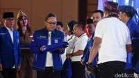 Zulkifli Hasan secara simbolis memberikan jaket kepada para bakal calon anggota legislatif dari PAN pada pembukaan Rakernas.