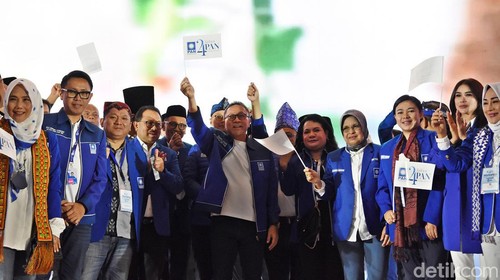 Ketua Umum Partai Amanat Nasional (PAN) Zulkifli Hasan (tengah) berfoto bersama jajaran pengurus partai pada pembukaan Rakernas dan Bimtek PAN di Jakarta, Sabtu (27/8/2022). Dalam rakernas yang dihadiri ribuan kader, pengurus DPP, FPAN DPR, dan para anggota DPRD PAN se-Indonesia tersebut akan disampaikan juga rekomendasi partai terkait Pilpres 2024. ANTARA FOTO/Indrianto Eko Suwarso/tom.