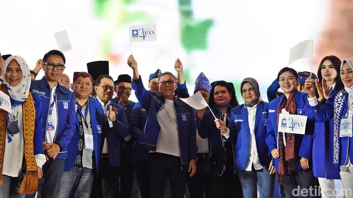 PEMBUKAAN RAKERNAS PAN Ketua Umum Partai Amanat Nasional (PAN) Zulkifli Hasan (tengah) berfoto bersama jajaran pengurus partai pada pembukaan Rakernas dan Bimtek PAN di Jakarta, Sabtu (27/8/2022). Dalam rakernas yang dihadiri ribuan kader, pengurus DPP, FPAN DPR, dan para anggota DPRD PAN se-Indonesia tersebut akan disampaikan juga rekomendasi partai terkait Pilpres 2024. ANTARA FOTO/Indrianto Eko Suwarso/tom.