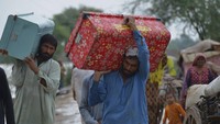 Musim hujan tahunan sangat penting untuk mengairi lahan pertanian dan mengisi kembali danau juga bendungan yang mengering di Pakistan, namun setiap tahunnya musim hujan juga membawa gelombang kehancuran.
