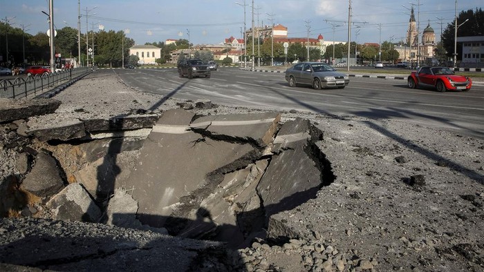 A crater left by a night Russian military strike is seen, as Russias attack on Ukraine continues, in central Kharkiv, Ukraine August 27, 2022.  REUTERS/Vyacheslav Madiyevskyy