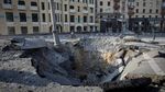 Serangan Rusia ke Ukraina Tinggalkan Jejak Kawah di Kharkiv