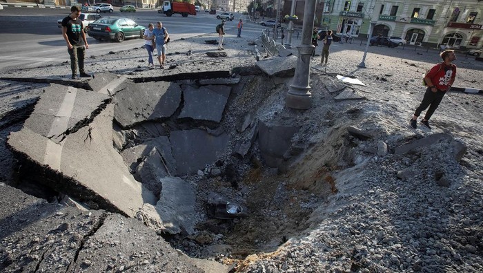 A crater left by a night Russian military strike is seen, as Russias attack on Ukraine continues, in central Kharkiv, Ukraine August 27, 2022.  REUTERS/Vyacheslav Madiyevskyy