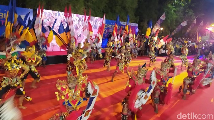 Penampilan di panggung utama Borobudur Night Carnival di Kecamatan Borobudur, Kabupaten Magelang, Sabtu (27/8/2022) malam.