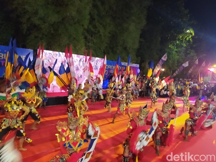 Penampilan di panggung utama Borobudur Night Carnival di Kecamatan Borobudur, Kabupaten Magelang, Sabtu (27/8/2022) malam.