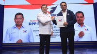 Penyerahan itu disampaikan langsung oleh Ketua Umum Partai Perindo Hary Tanoesoedibjo (kiri) kepada Mahyudin (kanan) dalam Surat Keputusan Pengangkatan Ketua Dewan Pertimbangan Partai Perindo di Jakarta, Sabtu (27/8/2022). Wakil Ketua DPD Mahyudin resmi menjabat sebagai Ketua Dewan Pertimbangan Partai Perindo.