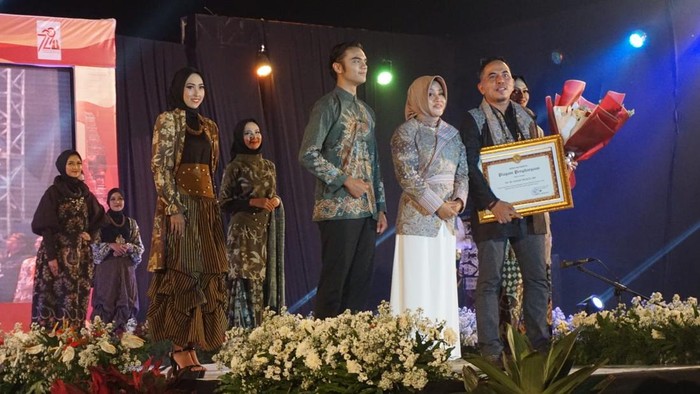 Peragaan busana batik.