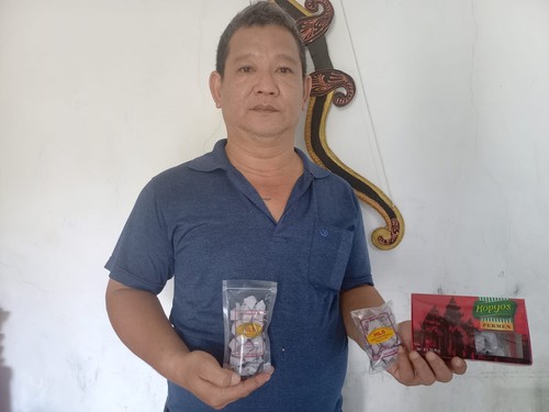 Permen kopyos layak disebut sebagai manisan legendaris di Buleleng. Permen berbahan dasar santan kelapa, kopi dan gula, ini telah ada sejak 1962.