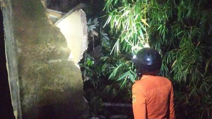 Pohon tumbang timpa rumah warga di Bogor akibat angin kencang kemarin sore