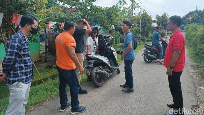 Polisi mendatangi rumah korban perampasan sepeda motor oleh enam pria berseragam TNI.